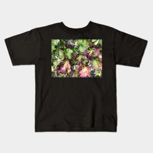 Fall colours and patterns on the vineyard leaves. Kids T-Shirt